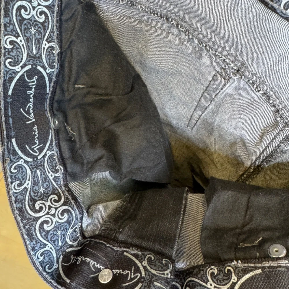 GV | Missy Rear Embroidered Pocket Flap Comfy Stretchy Straight Jeans - Picture 8 of 14